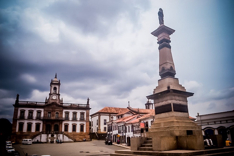 praça-tiradentes-em-ouro-preto-minas-gerais